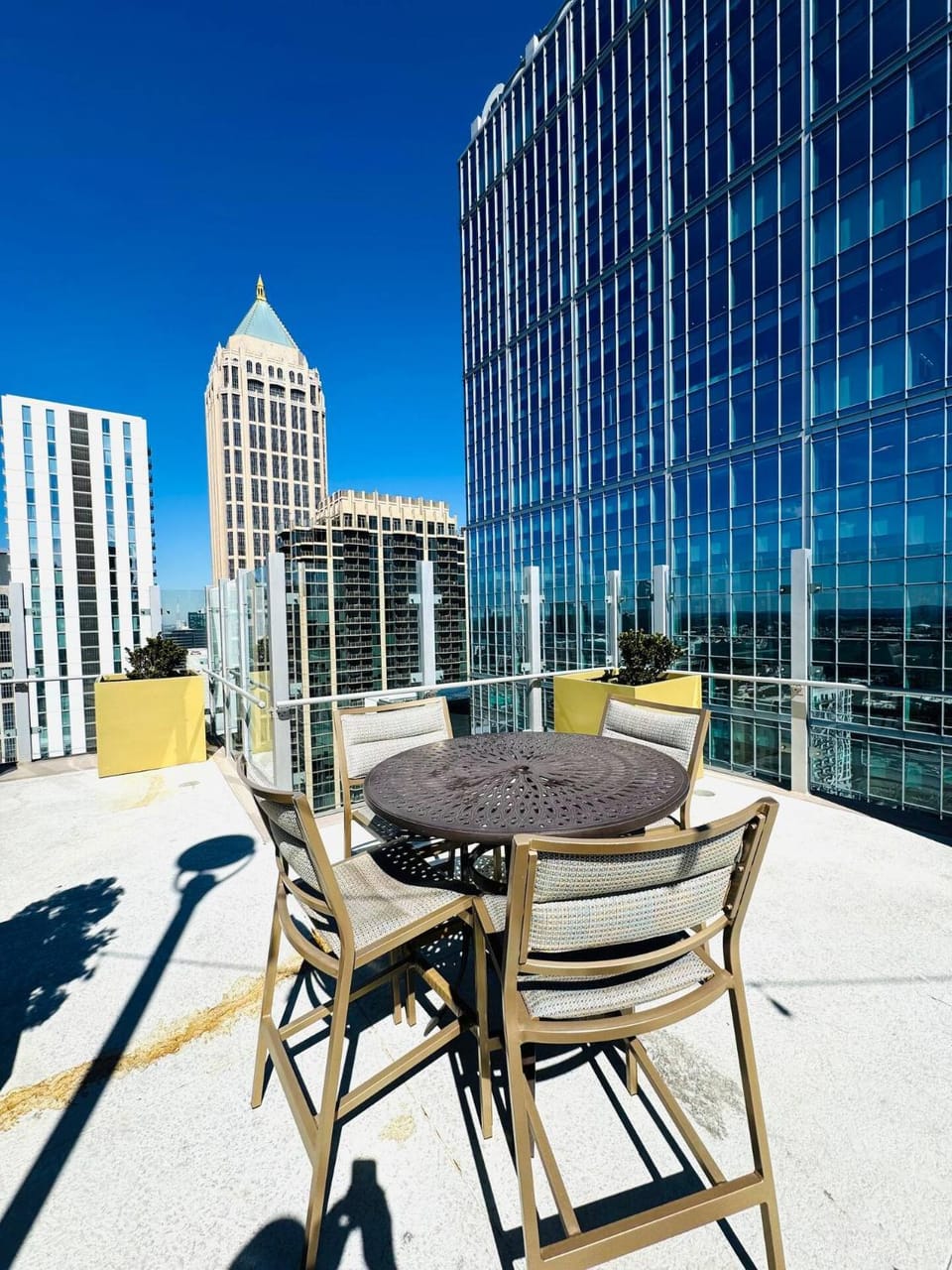 HighriseBalconyRooftopPoolGymFree Parking Apartment in Atlanta
