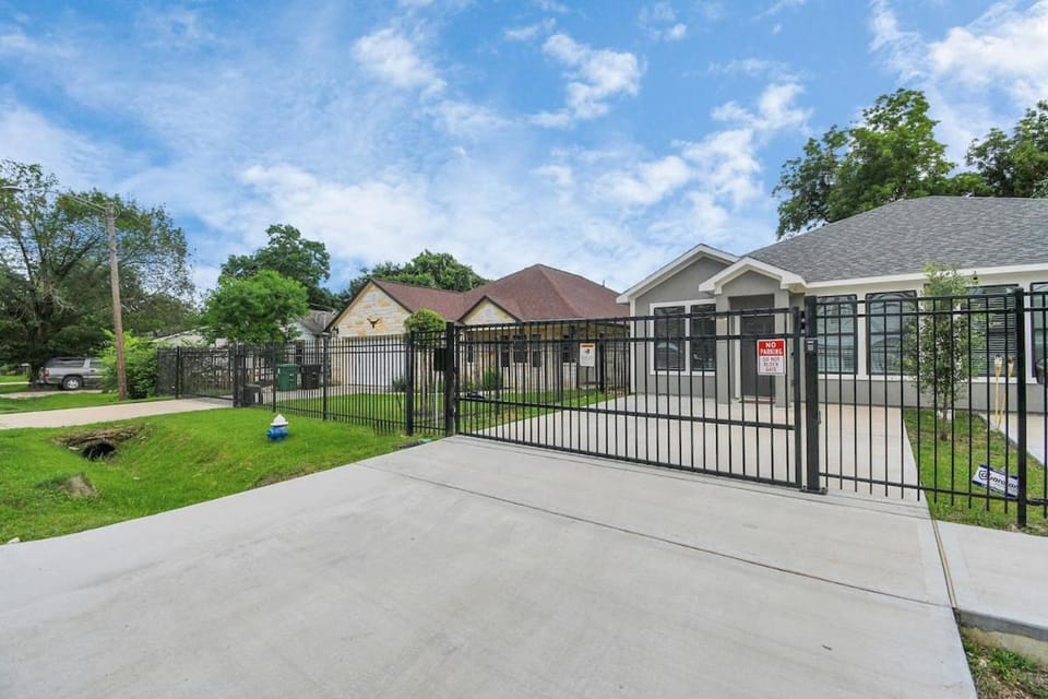 Property building, Facade/entrance, Neighbourhood, Natural landscape, Garden view