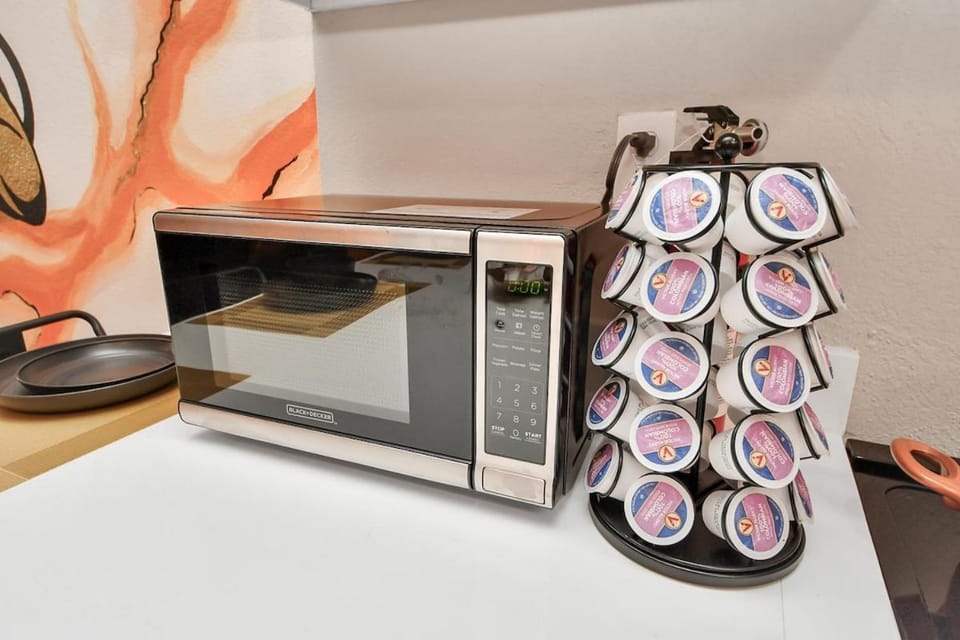 Coffee/tea facilities, Kitchen or kitchenette, Food, microwave