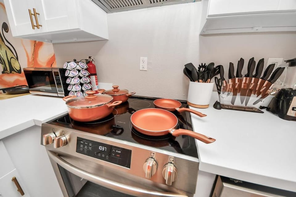 Kitchen or kitchenette, Food and drinks, Food, microwave, minibar, oven, stove