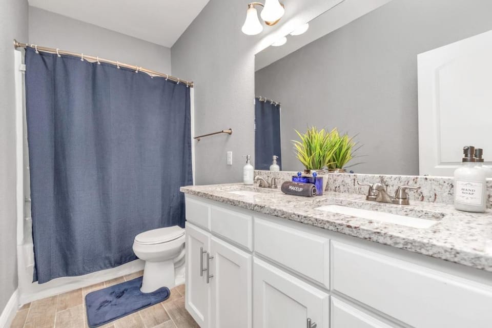 Toilet, Bathroom, towels