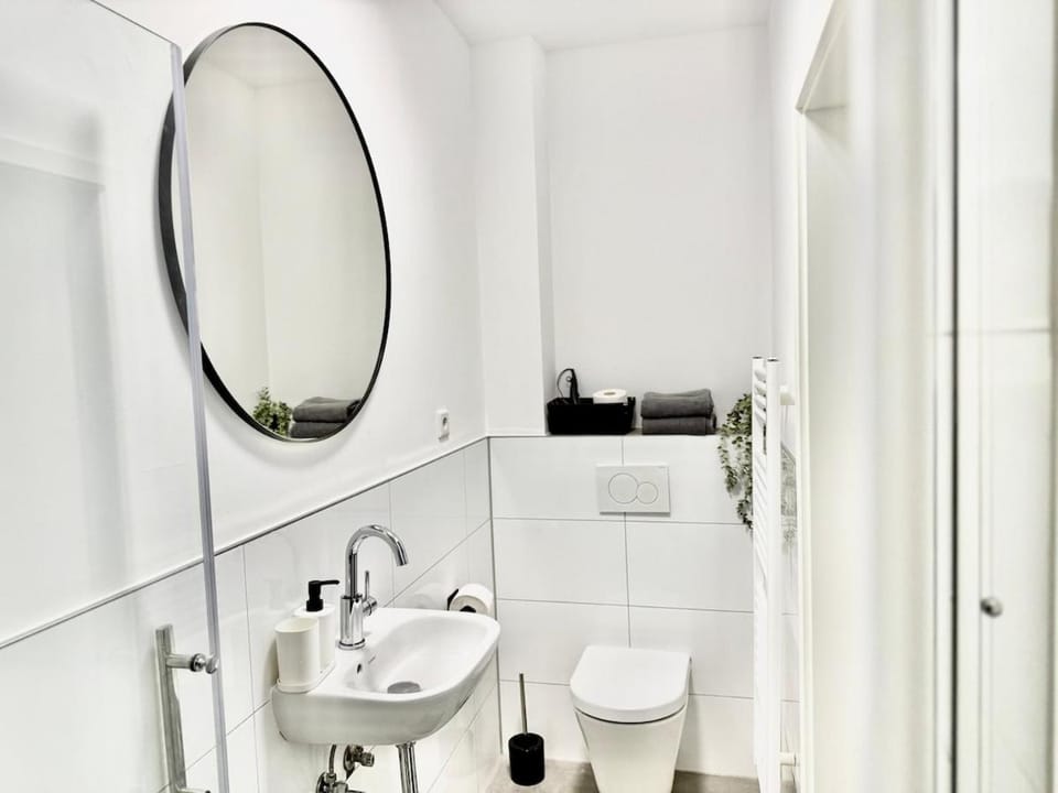 Toilet, Bathroom, towels