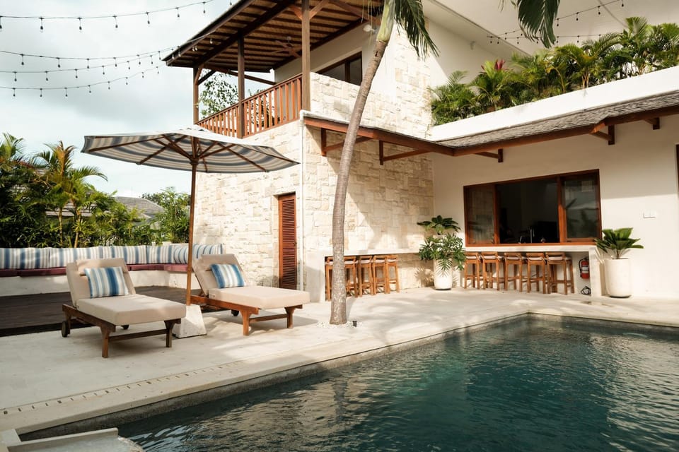 Property building, View (from property/room), Balcony/Terrace, Lounge or bar, Pool view, Swimming pool, Swimming pool, sunbed