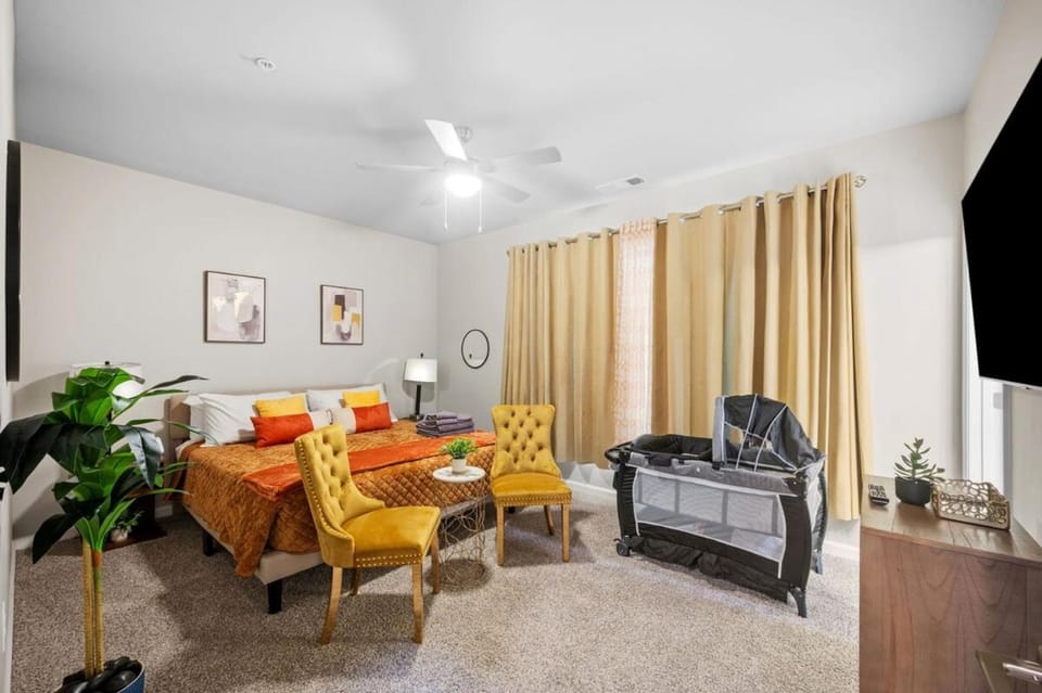 Lux King Bed 2 miles to Truist Park Apartment in Vinings