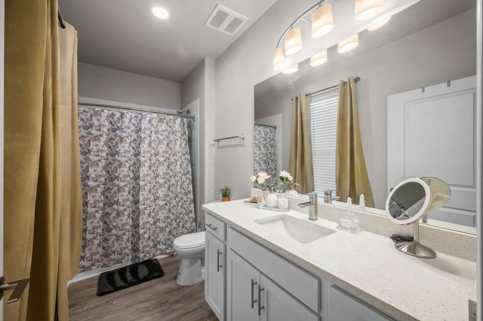 Lux King Bed 2 miles to Truist Park Apartment in Vinings