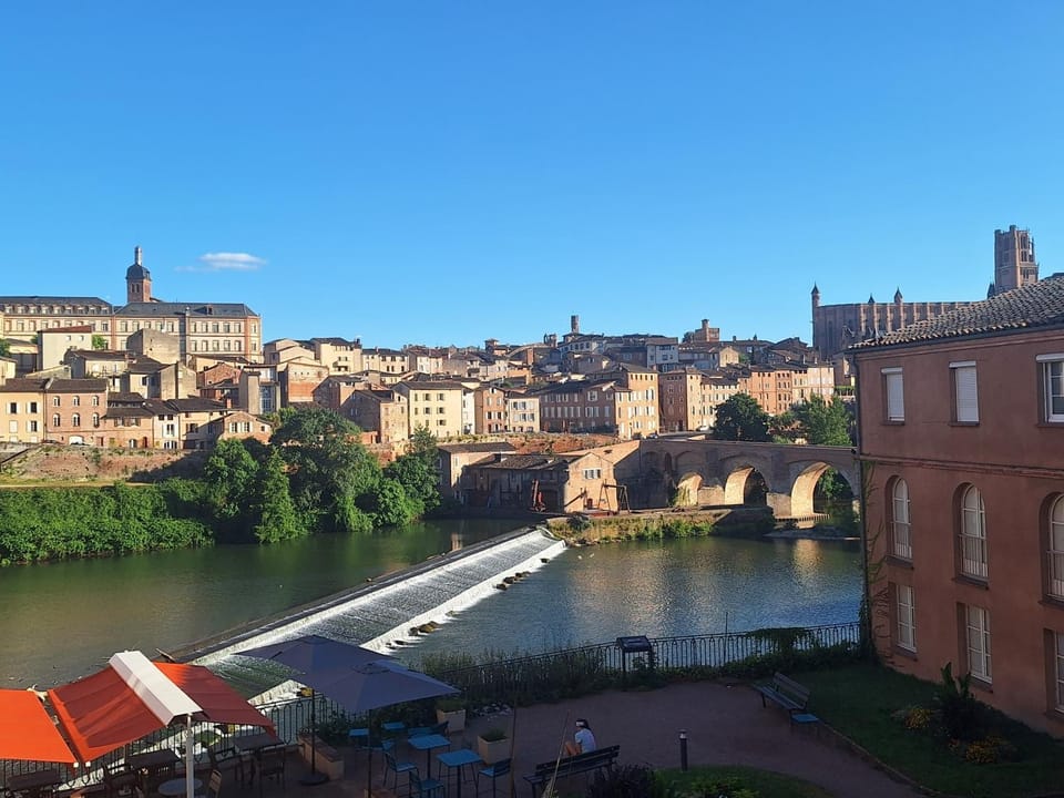 Nearby landmark, City view, River view