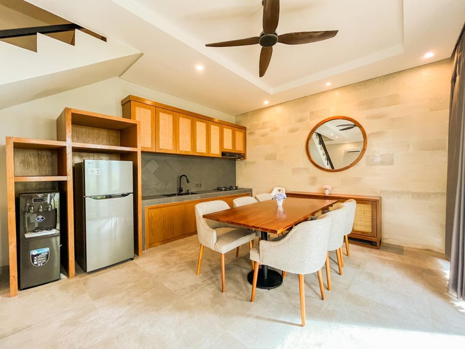 Kitchen or kitchenette, Dining area, stove