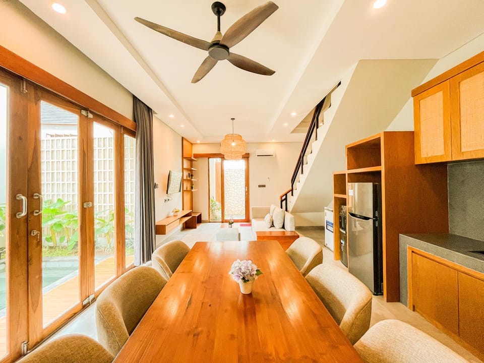 Kitchen or kitchenette, Living room, Seating area, Dining area