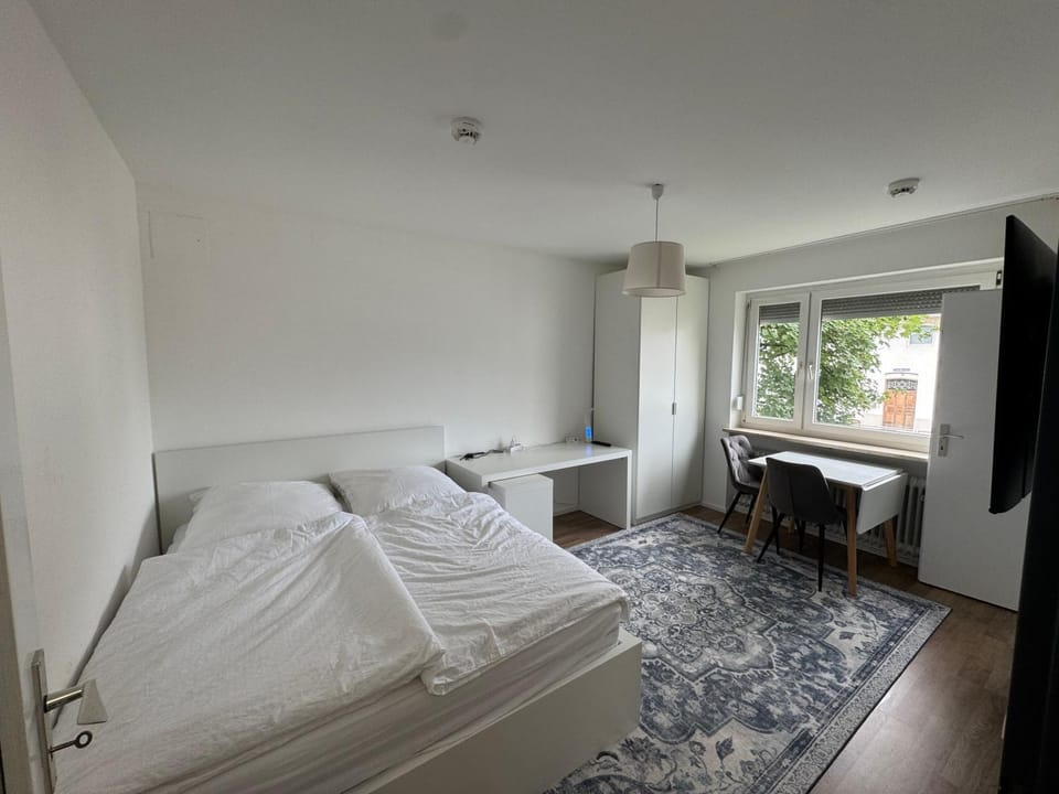 Bed, TV and multimedia, Living room, Photo of the whole room, Seating area, Bedroom, wardrobe