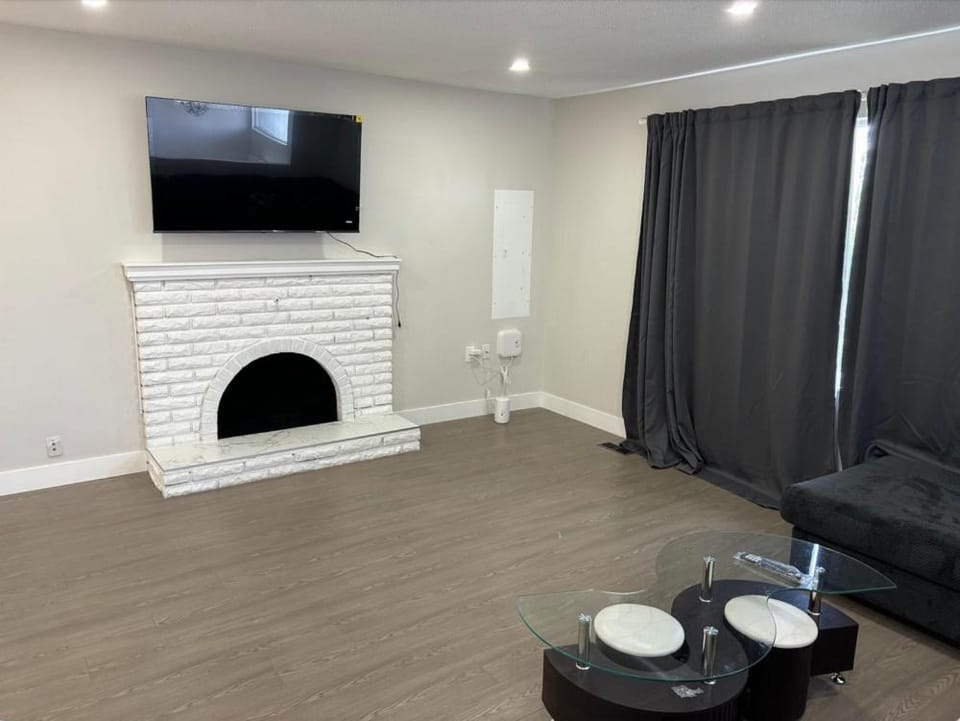 Cozy 3-Bedroom Retreat in Surrey Share Save House in Surrey