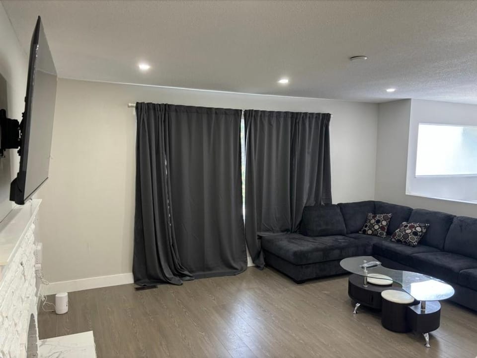 Cozy 3-Bedroom Retreat in Surrey Share Save House in Surrey