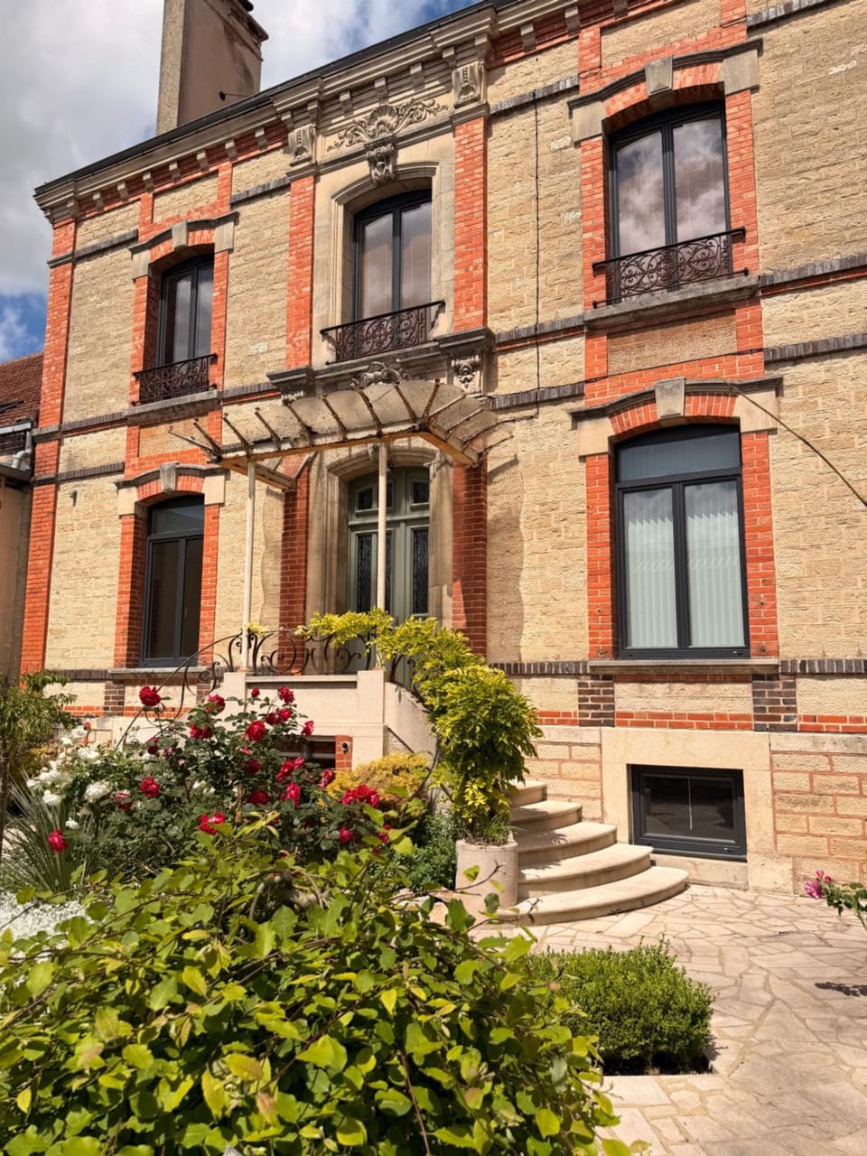 Property building, Spring, Day, Garden