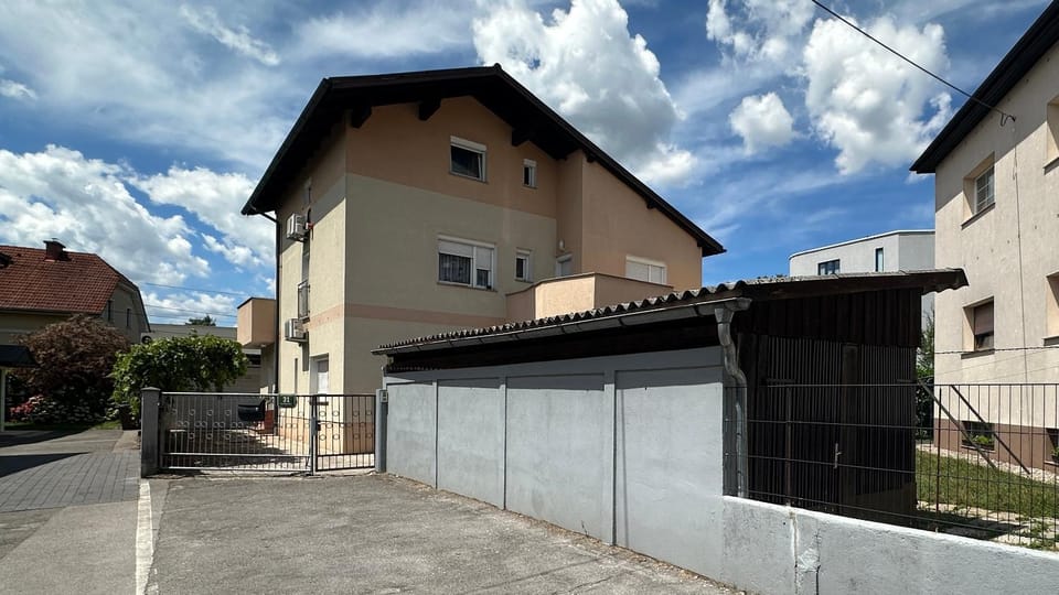 Property building, Day, Neighbourhood, On site, acessibility