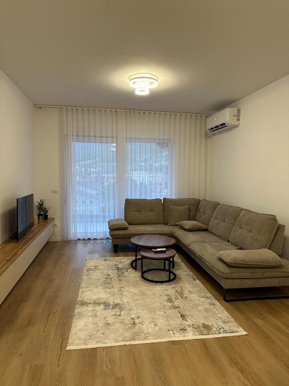 TV and multimedia, Living room, Seating area, air conditioner
