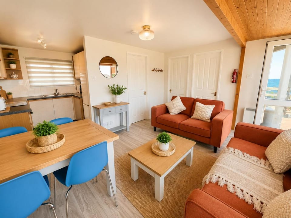 Beach Cottage 6 - Bright & Modern By the Sea Apartment in Westward Ho