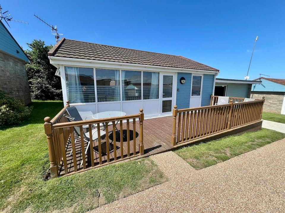 Beach Cottage 6 - Bright & Modern By the Sea Apartment in Westward Ho