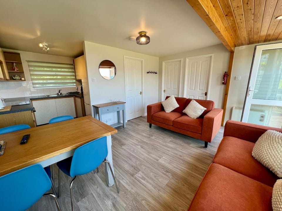 Beach Cottage 6 - Bright & Modern By the Sea Apartment in Westward Ho