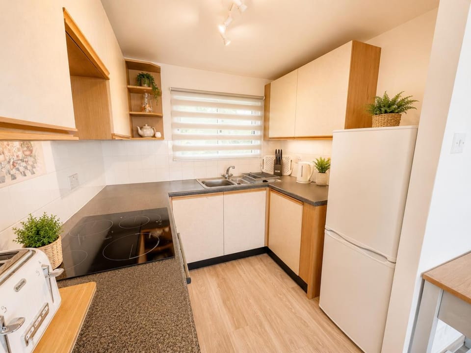 Beach Cottage 6 - Bright & Modern By the Sea Apartment in Westward Ho