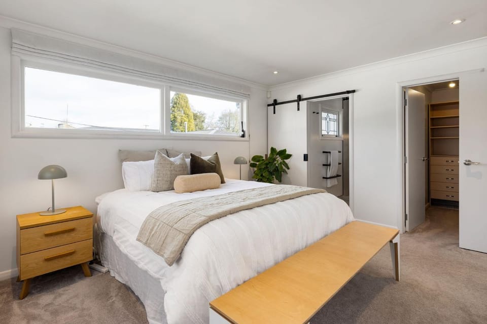 Stylish Gully Retreat with Spa and Office House in Hamilton