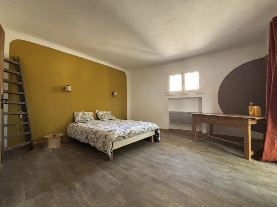 Bed, Seating area, Bedroom