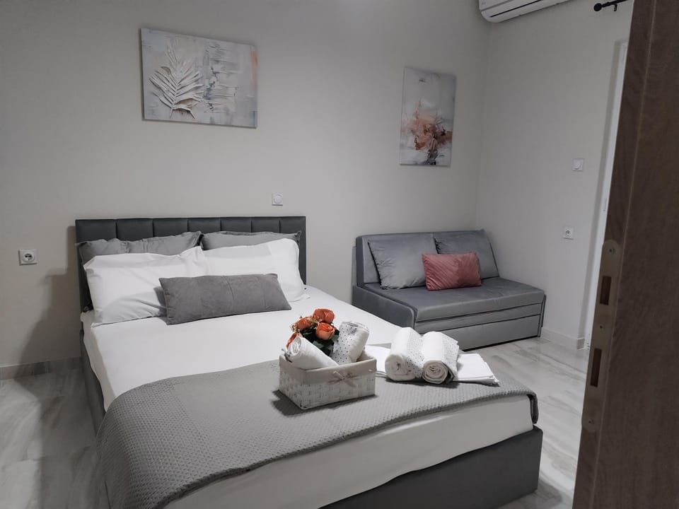 Bed, Bedroom, towels, air conditioner