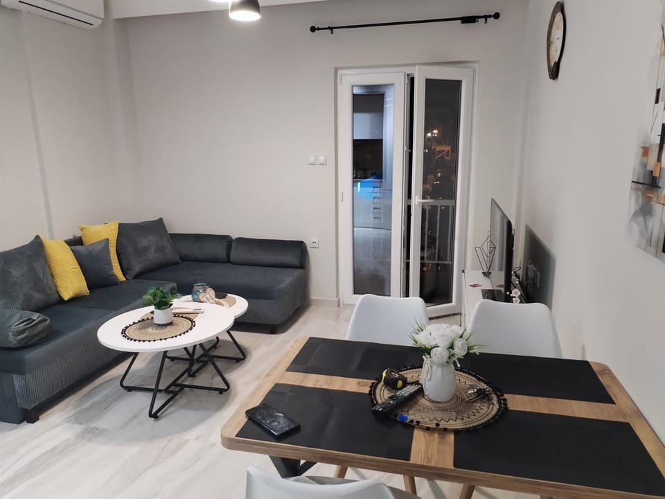 TV and multimedia, Living room, Seating area, Dining area
