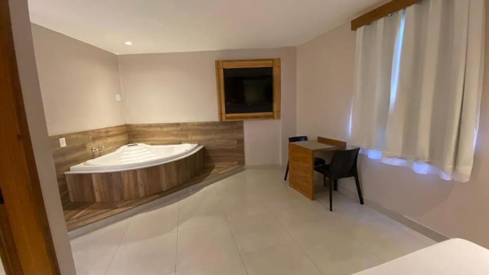Bed, Hot Tub, Bathroom, Bedroom, Bath, locker
