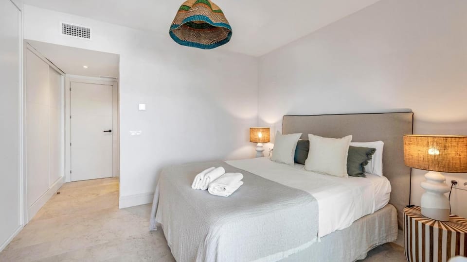 Photo of the whole room, Bedroom, wardrobe