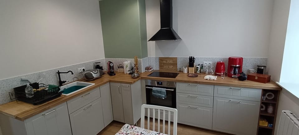Coffee/tea facilities, Kitchen or kitchenette, dishwasher, stove, toaster