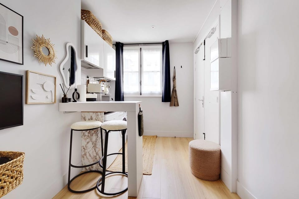Dining area, minibar