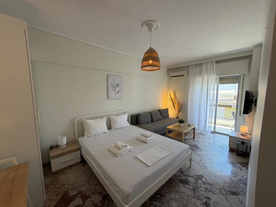 Bed, Photo of the whole room, Seating area, towels, air conditioner