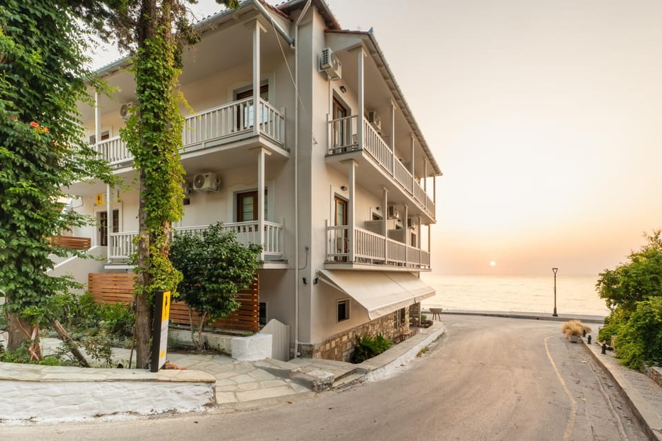 Property building, Day, Neighbourhood, City view, Sea view, Street view