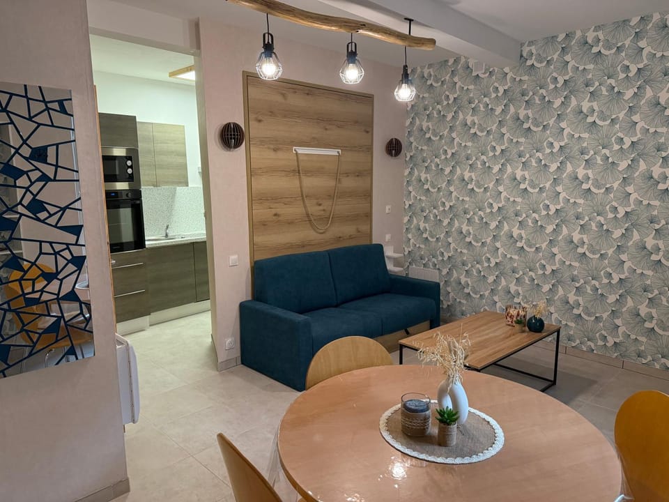 Kitchen or kitchenette, Living room, Seating area, Dining area