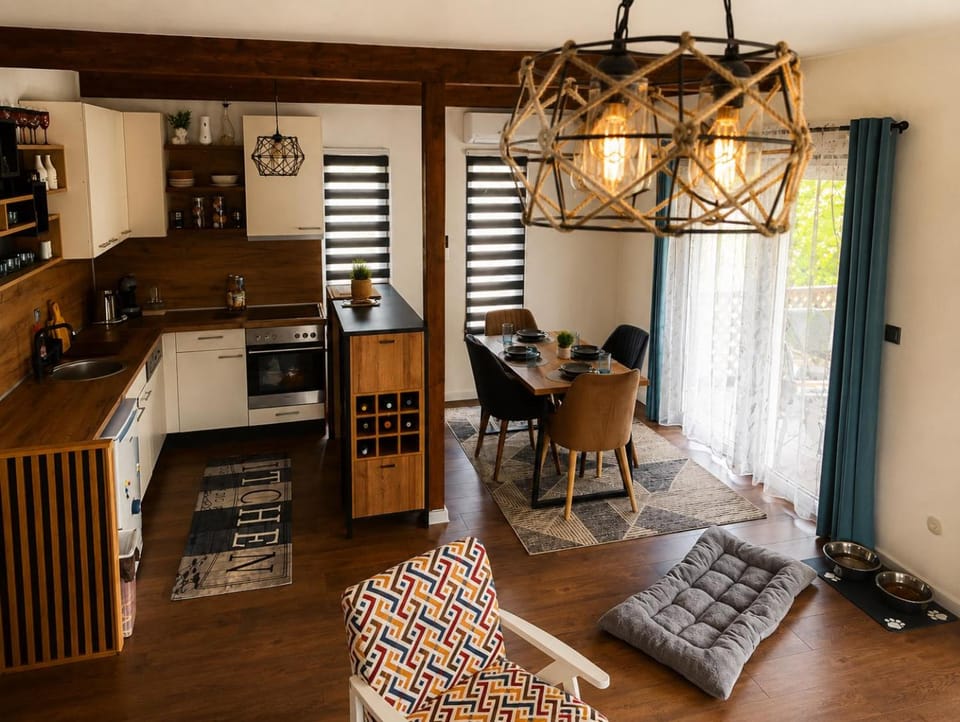 Dining area, kitchen