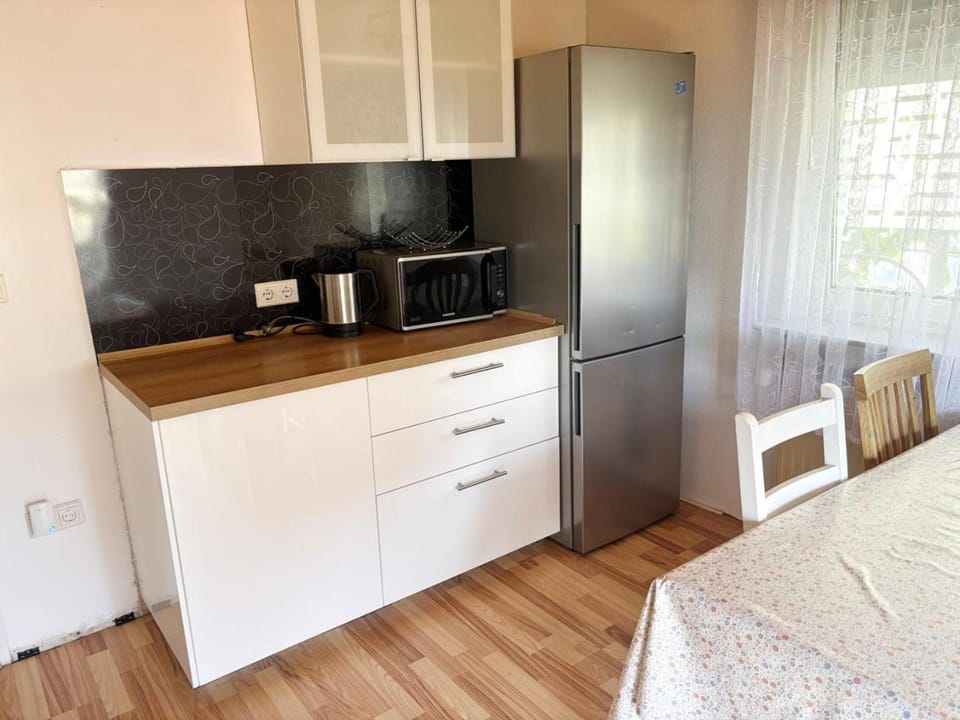Kitchen or kitchenette, oven, stove