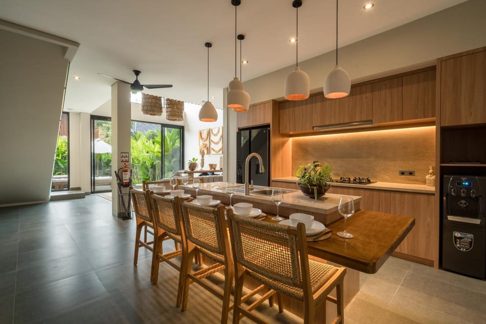 Coffee/tea facilities, Kitchen or kitchenette, Living room, Seating area, Dining area
