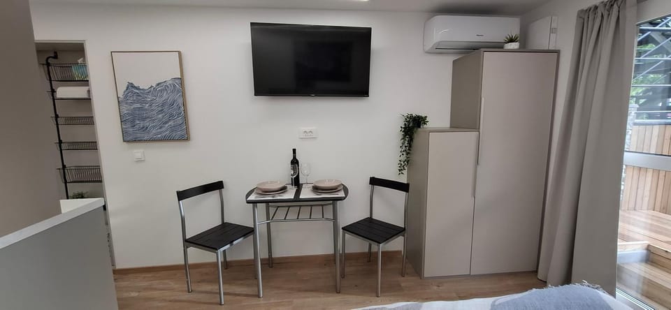 TV and multimedia, Dining area, air conditioner