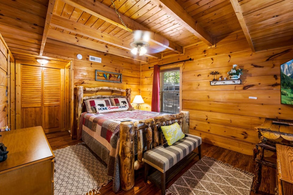 Cabin With Hot tub & patio in Smoking Mountain Cabin in Gatlinburg