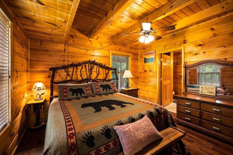 Cabin With Hot tub & patio in Smoking Mountain Cabin in Gatlinburg