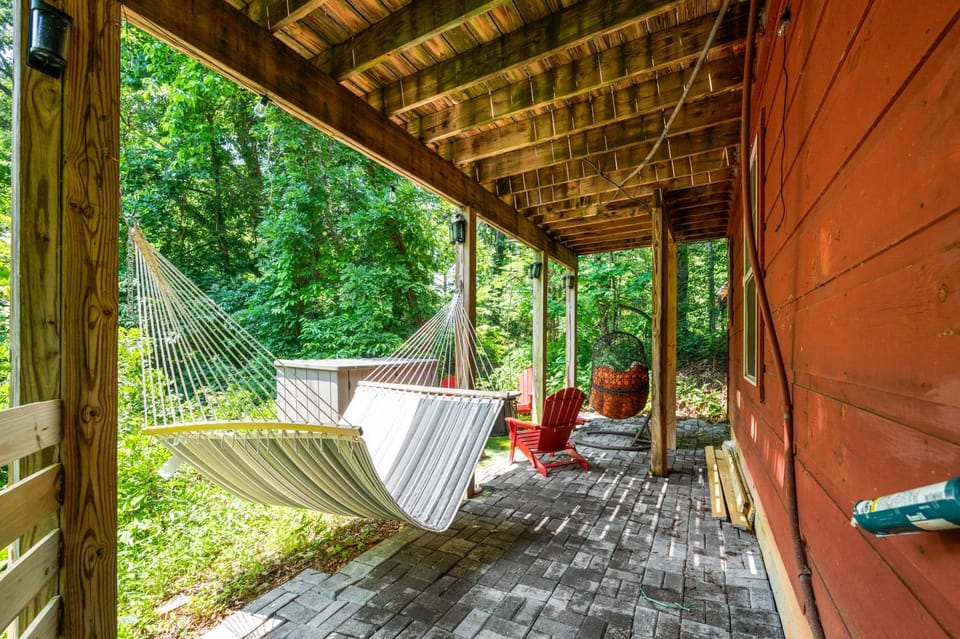 Cabin With Hot tub & patio in Smoking Mountain Cabin in Gatlinburg