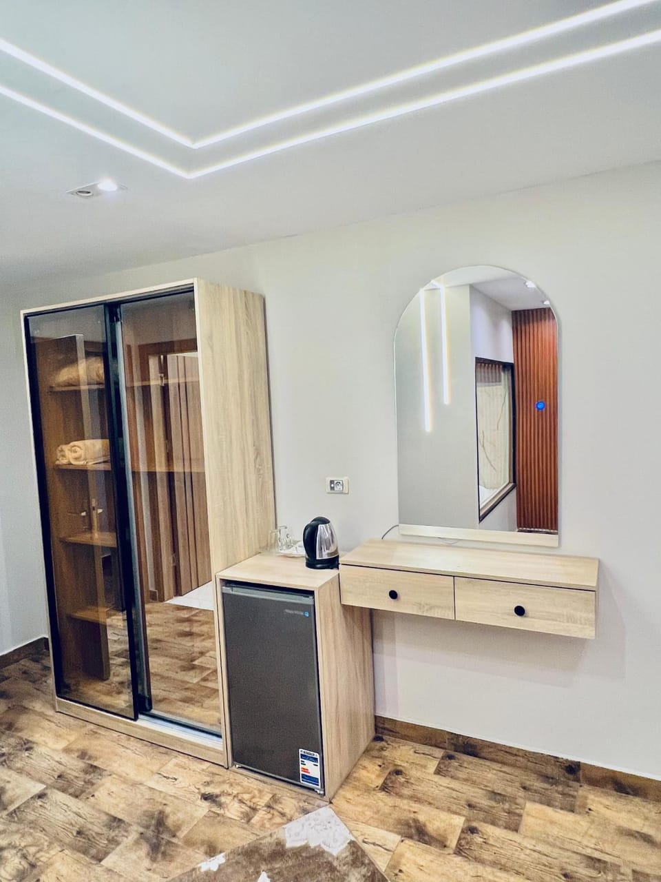Coffee/tea facilities, hair dresser, wardrobe
