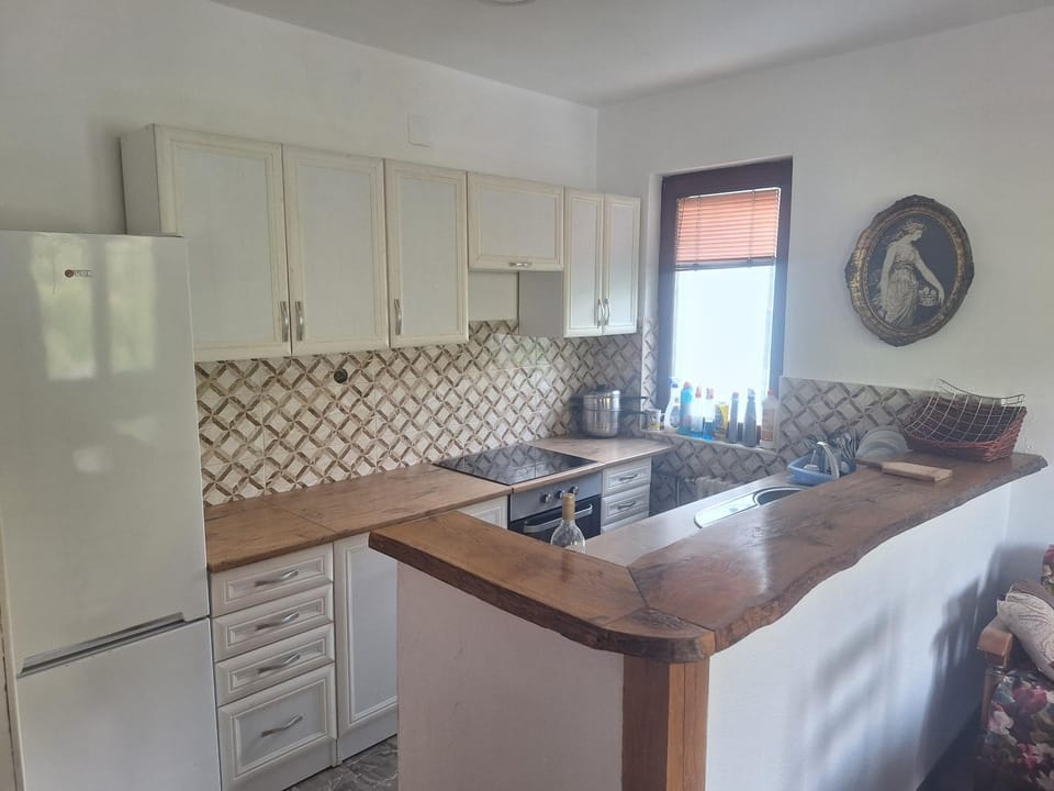 Kitchen or kitchenette, Dining area, dishwasher, pet friendly, stove