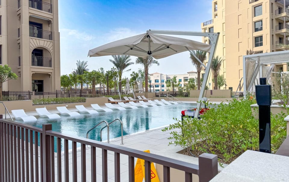 Property building, Day, Swimming pool, sunbed