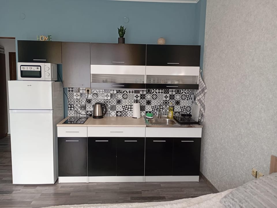 Coffee/tea facilities, Kitchen or kitchenette, stove