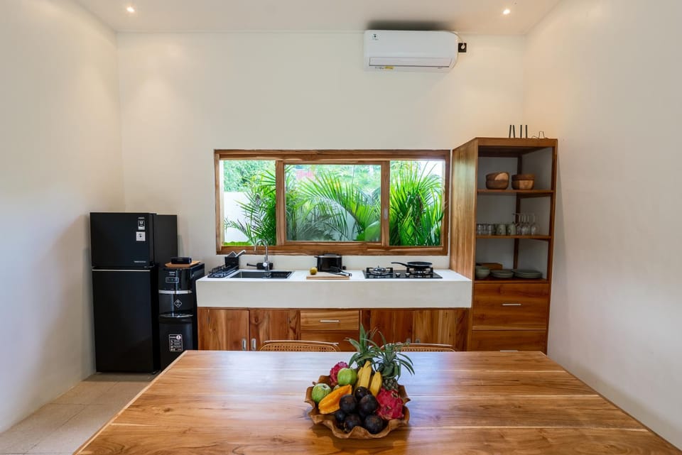 Kitchen or kitchenette, Food and drinks, microwave, stove, toaster