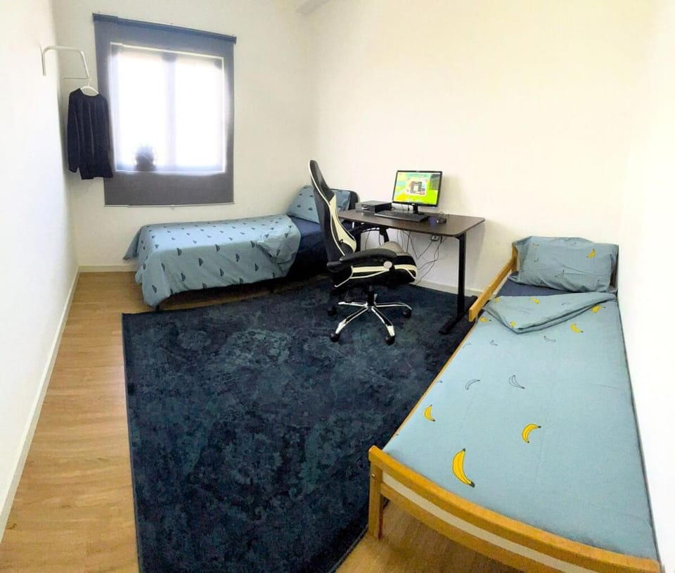 Photo of the whole room, Bedroom