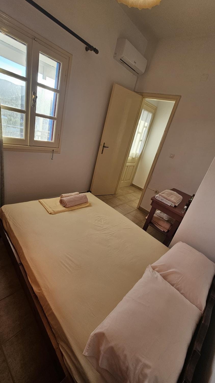 Bed, Bedroom, air conditioner