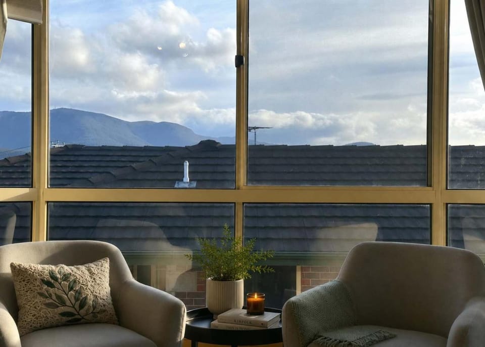 The Lindisfarne Loft - close to CBD and Airport House in Tasmania