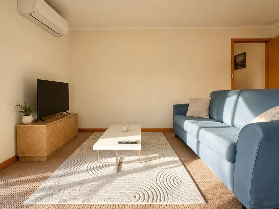 The Lindisfarne Loft - close to CBD and Airport House in Tasmania