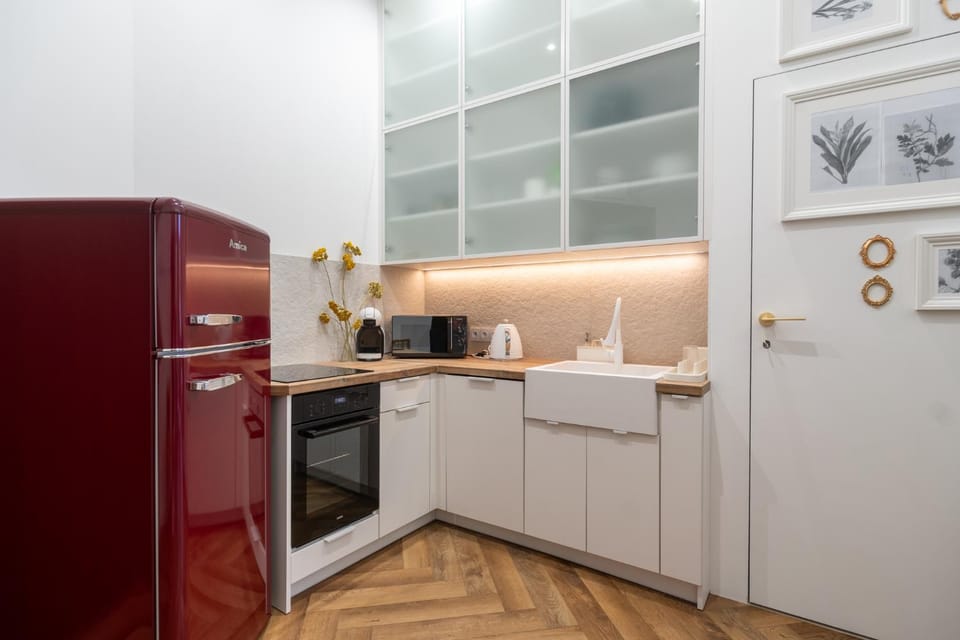 Coffee/tea facilities, Kitchen or kitchenette, dishwasher, stove